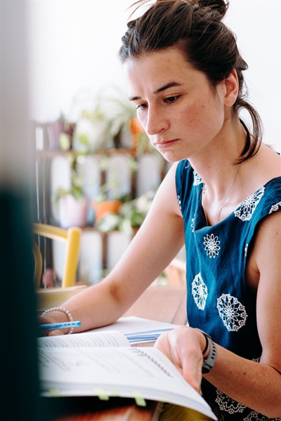 photo alicia qui écrit